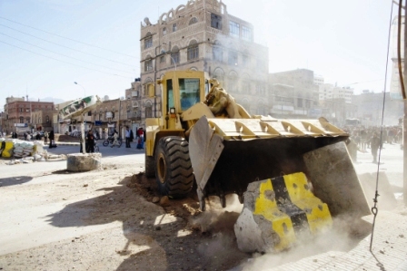 أثناء إزالة السواتر والمتاريس الترابية من شوارع أمانة العاصمة